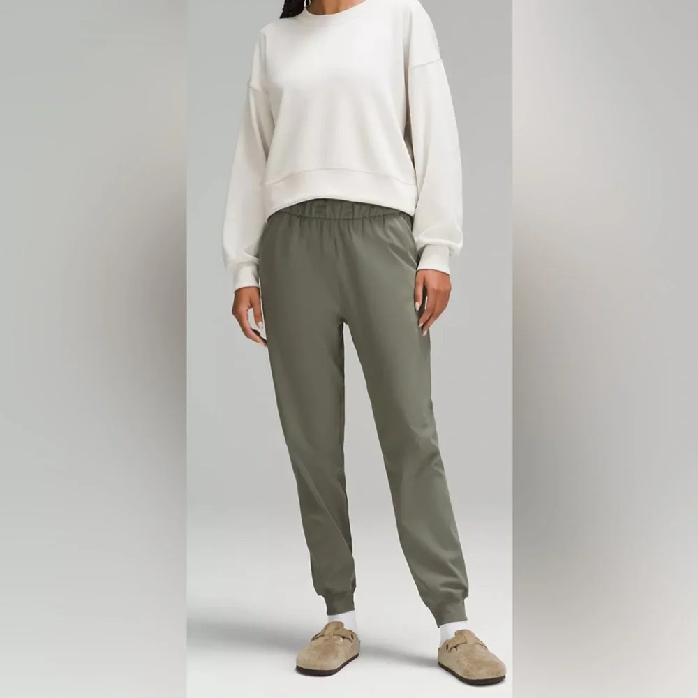 NWOT Lululemon Perfectly Oversized Cropped Crew *Softstreme - Picture 2 of 9